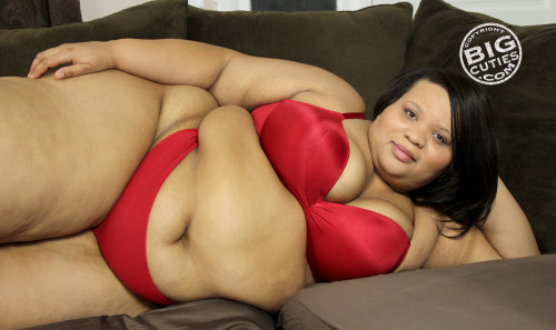 6412drexel:  vinny2007:  thickbbwluva:  Super Sexy SSBBW EVE  She’s ready to sit her bare rump on my face.  Love it