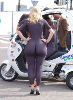 ilovegirlswithbigass:  Grid girl