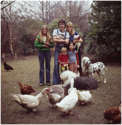 vintagemarlene:  mccartney family on the farm: paul, linda  with daughters heather, stella and mary by david montgomery, 1976 (www.jazzinphoto.wordpress.com)