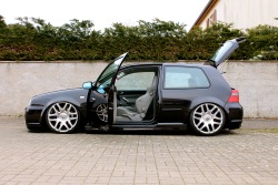 thecarlicious:  Golf R32 # Membre VWGIRLS 607♥ Sarah Dimmig IG @sarahxdii De: Fontoy, France Mods: Air-ride, Jantes Helios de Phaeton en 19 chromées, Ligne Milltek — mit Sarah Dii.http://www.vw-girls.com/https://www.facebook.com/officialVWgirls