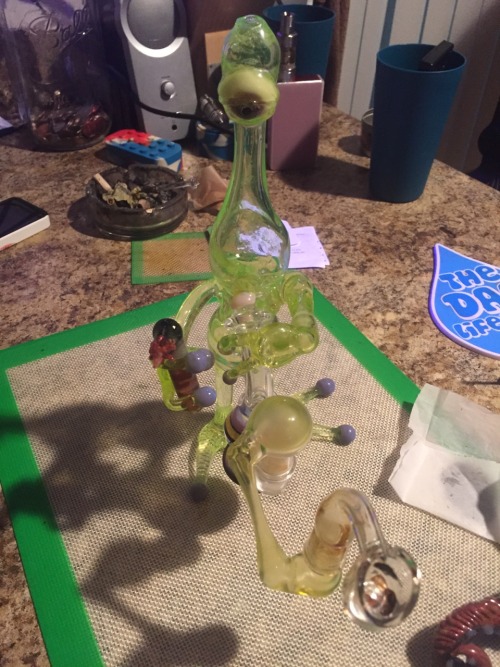 Sex Rig inception. Bong of an alien holding a pictures