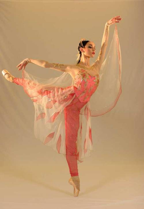 Lucia Lacarra as Nikiya in La Bayadère. Photo: Wilfried Hösl. Courtesy of the 