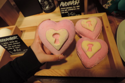 unfriendinq:  I’ve never used a bath bomb before 