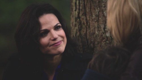 the way regina looks at emma, she are so in love 