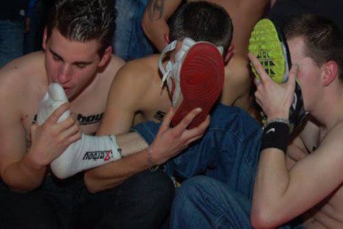 gayethicalslut:  Thinking how I could write up a Craig’s list ad to find other hot guys into sniffing socks and sneakers. I wonder if there are even any good looking Hawaii guys into this. 