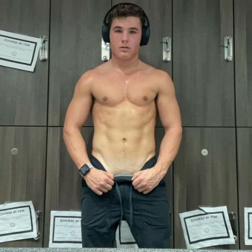 jocknotized: chrispyre:He was looking for music recs for the gym so you offered to make him a playli