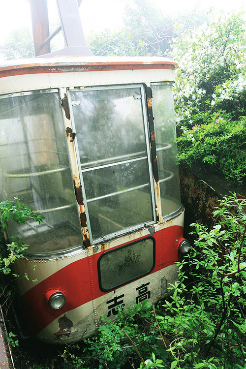  abandoned aerial tramway : A station and gondola are abandoned for 14 years in