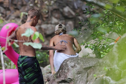 daravichet7777: fuckyoustevepena: More HQ Naked Pics of Justin Bieber in Hawaii Loy