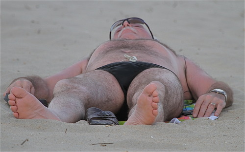 getsnastyonhairydads:  I think this Dad knew what I was probably doing when he caught me taking pics while he was putting his shorts back on.  Taking pics for masturbation purposes!!!