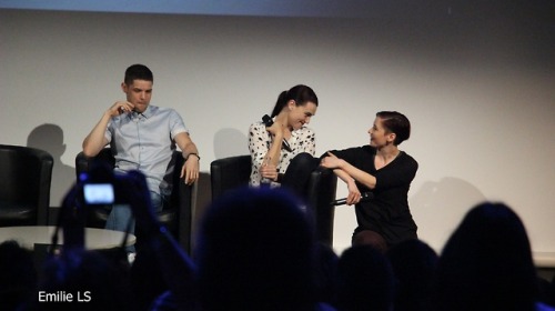 They were asked to describe the person to their left in one word. Chyler said “Huggies” about Jeremy