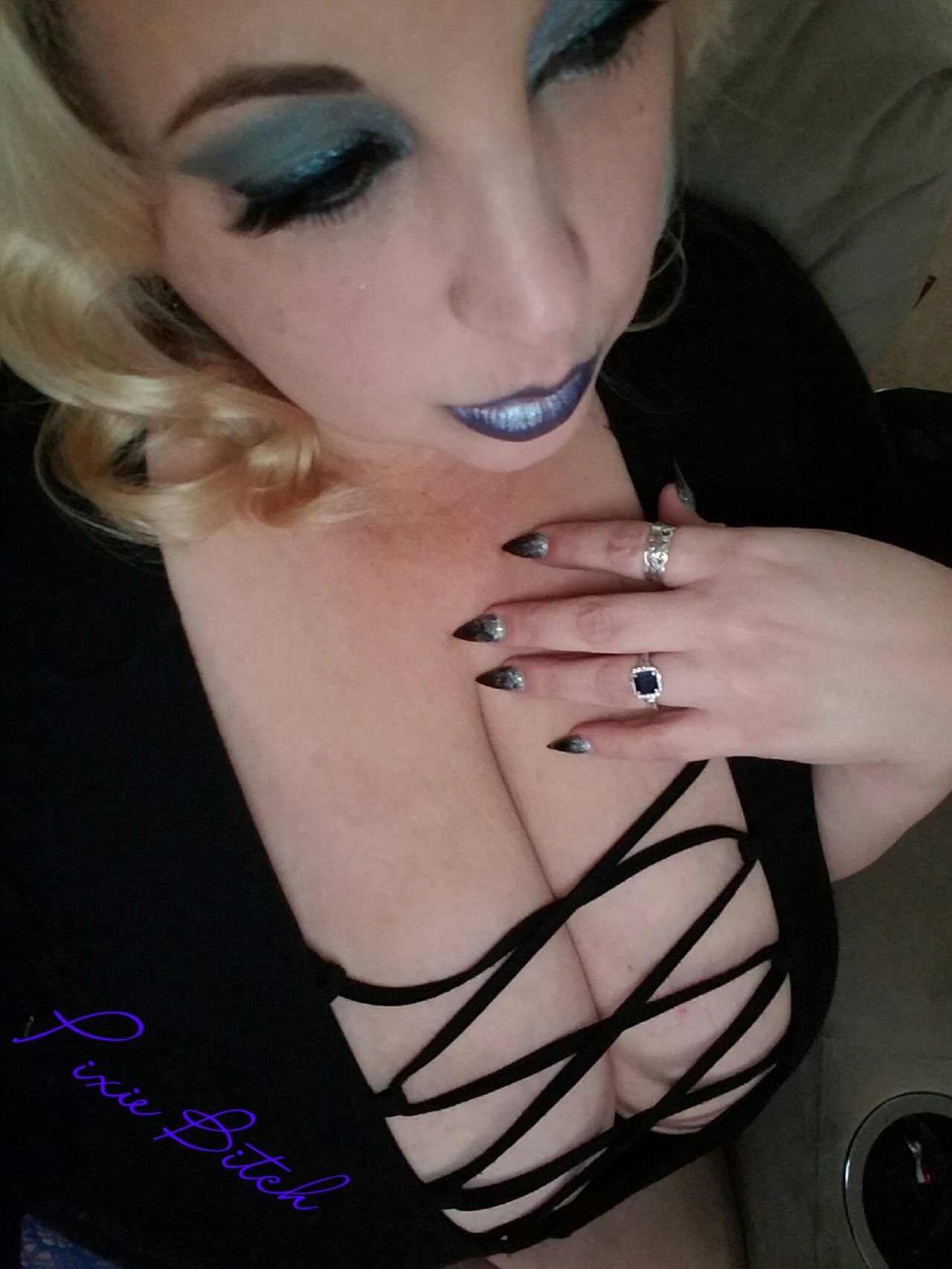 pixie-bitch75:Frostbite n’ Blue with a little titty peek too…  💜kisses,pixie💜