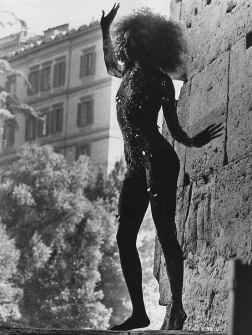 XXX superseventies:  Diana Ross on location for photo