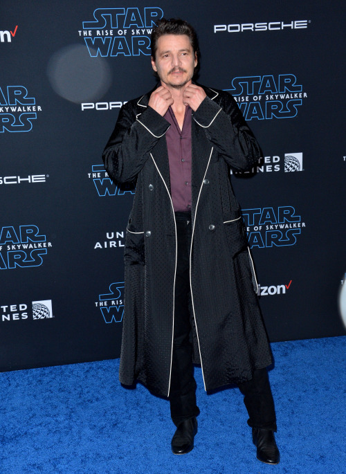 dornish-queen: Here’s a couple more free pics. Unaltered. 2019 - The Rise Of the Skywalker premiere 