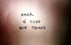 E quem não tem amor?