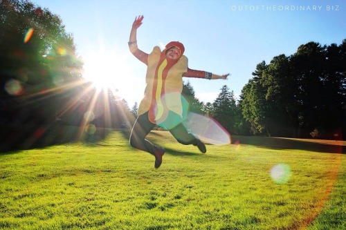 joshpeck:my friend had her senior portraits done in a hotdog suit