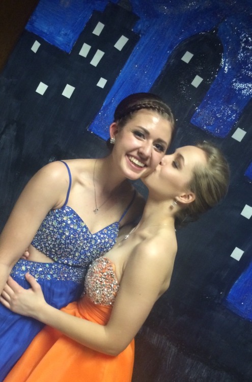 tendernessandtiaras: discarded-flannel:  *this is very important to me* I’ve been to a couple proms,