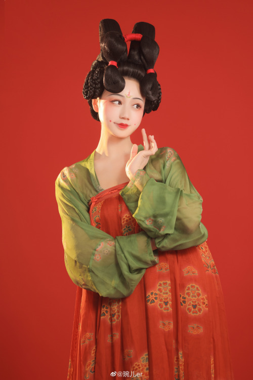 ziseviolet:fuckyeahchinesefashion:©琬儿er Chinese hanfu in Tang dynasty-style.