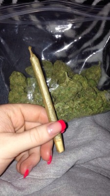 trippy-hippyy:  king sized joints & an