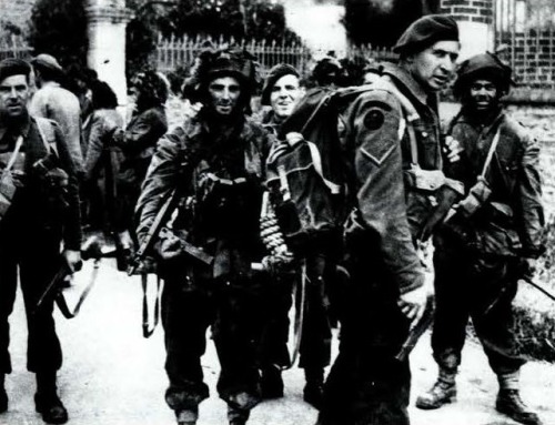 georgy-konstantinovich-zhukov: Commandos and paratroopers from the 6th Airborne meet up on the Orne 