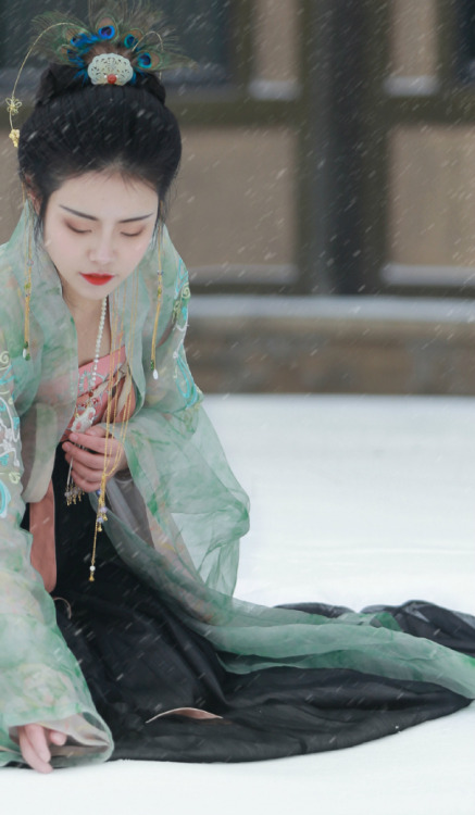 changan-moon: Traditional Chinese hanfu in ambiance of Tang dynasty by 苑小嘉