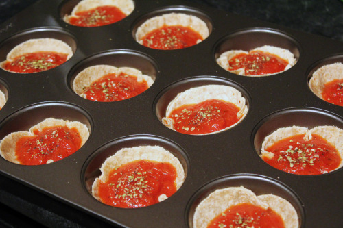 happychomp:  Mini Deep Dish Pizzas Since I’m in love with pizza, I was excited to try this recipe out with small “deep dish” pizzas that were also healthy! :) Ingredients: Whole wheat tortillas Pizza sauce Shredded mozzarella cheese Mini turkey