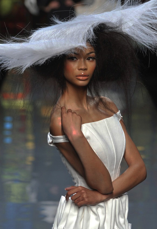 driflloon:chanel iman @dior ss09