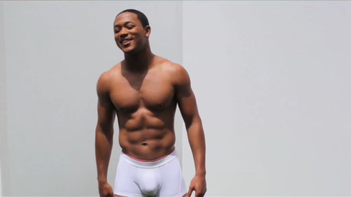 lamarworld1:(PART 2) Romeo Miller cakes & bulge
