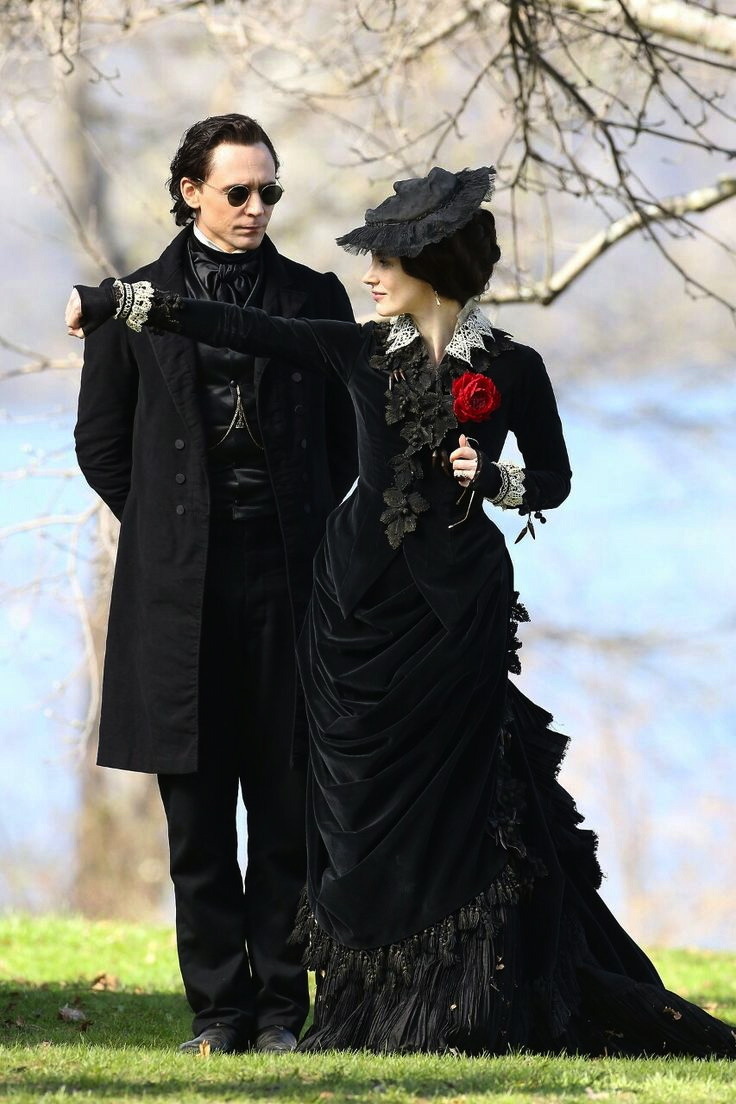 gothiccharmschool:  the-garden-of-delights:Tom Hiddleston as Sir Thomas Sharpe and Jessica