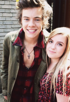 blamestyles:  Harry with fans today - 8.21