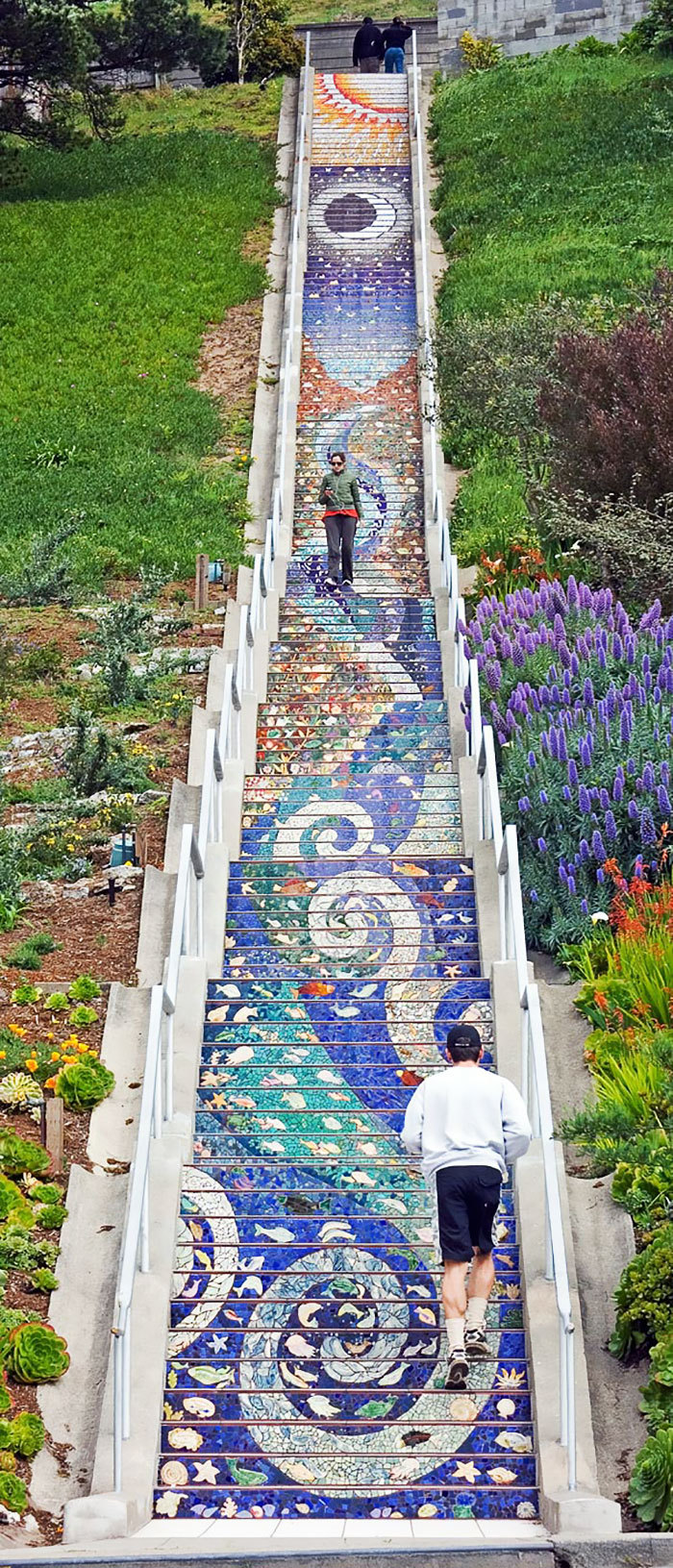 aromasphere:  sixpenceeeblog:  These steps in San Francisco glow in the dark.  I