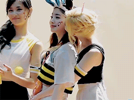 rapbabychaeyoung:  sana teasing dahyun that she’s gonna kiss her + actually kissing her = dahyun is 샤샤샤~ 