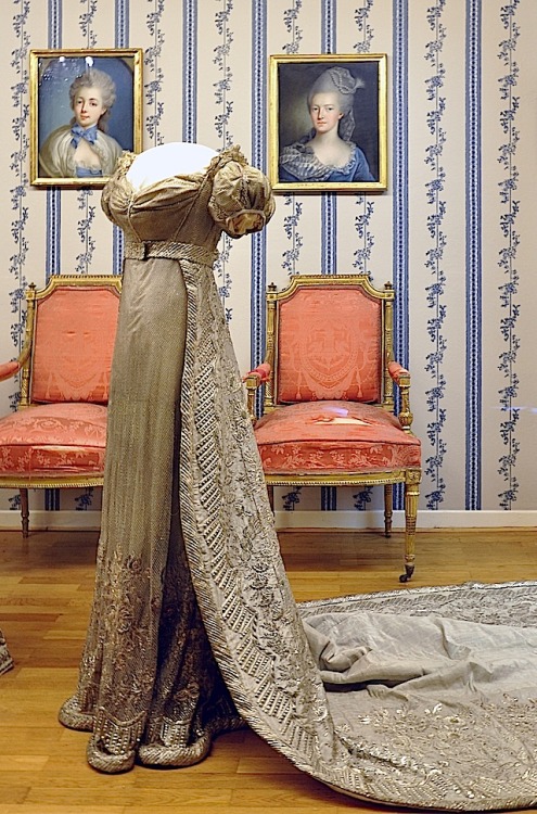 historicalfashion:Court Dress of Queen Louise of Prussia (with detachable train) | 1805 | Schlossmuseum 