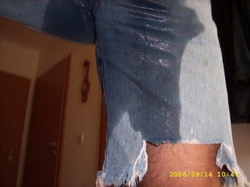 pee-fetish:  i wetting my short jeans. this felt me so horny. 