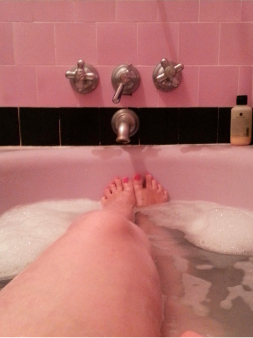 Sex lustyredhead:  Sunday night bubble bath… pictures