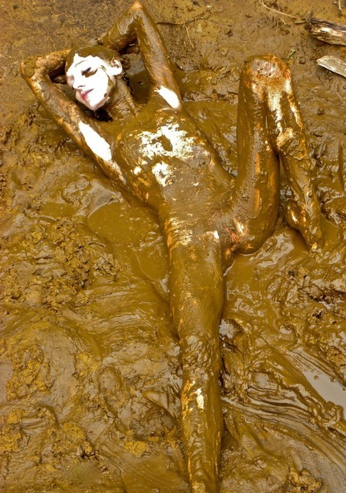 themessychick:  Farm work is messy!http://themessychick.tumblr.com/