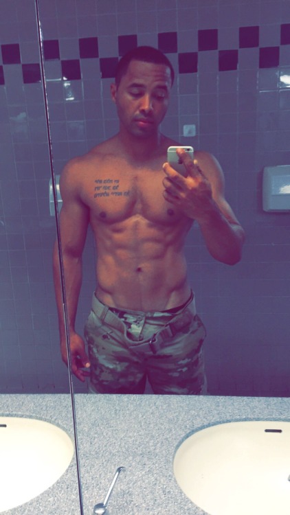 chisel-fitness:  Squeezing in workouts in the middle of the day is my new aesthetic.  Snapchat:dharris1991