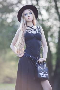 gothicandamazing:    Model: Absentiabag: Killstar / Sinfashionskirt: VeilWelcome to Gothic and Amazing |www.gothicandamazing.com   