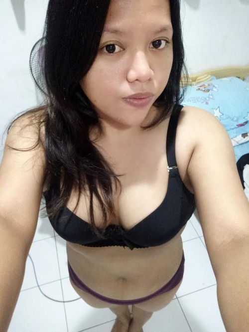 南亞騷女自拍，甘願為了買手機去貧民窟賣淫的騷貨。 A cheap slave who wishes to be fucked by every single men.