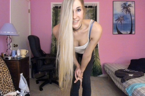 hello everyone i am currently on chaturbate.com/addibabeee