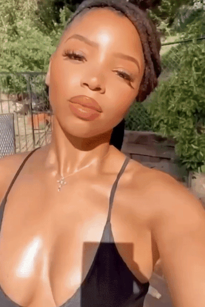 itszonez:Chloe Bailey x pool