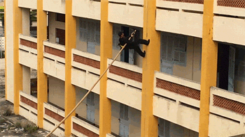 captcreate:digg:Well that’s one way to scale a building.Definitely need to put a broomstick near eve