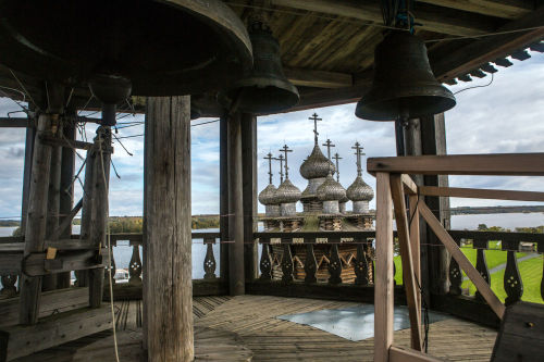 ohsoromanov:The Church of the Intercession and the Chapel of the Archangel Michael in Russia’s Kizhi