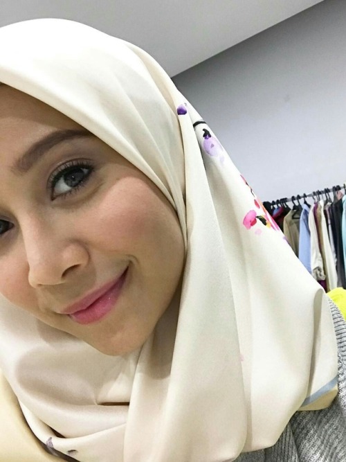 insanbeshebeshe: miss-hijab: originalandcopyori:  originalandcopyori:   Farah Nabilah #original  Pel