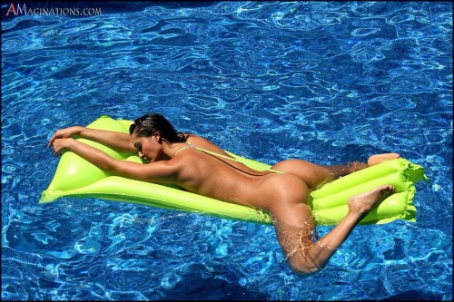 Peek a Butt. The most sublime features of women