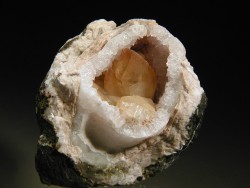 ifuckingloveminerals:  Calcite and Quartz geode Juchem Quarry, Niederwörresbach, Herrstein, Hunsrück, Rhineland-Palatinate, Germany   Awww it’s adorable &lt;3