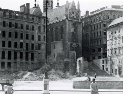 wearevintagevienna:Noch einmal Mai 1952. Ein privates Foto, das  die Kriegszerstörungen rund um die Maria am Gestade-Kirche im ersten  Bezirk dokumentiert (© Ernst Rassl Privatarchiv)