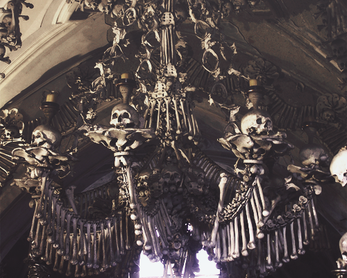 ophelies:KOSTNICE V SEDLCIThe Sedlec Ossuary (Kostnice v Sedlci) is a small Roman Catholic chapel, l