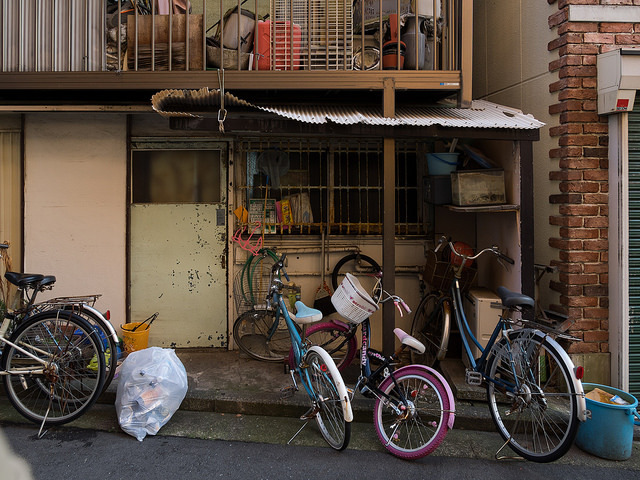 kasa51:
“ Low on Flickr.
押しつぶされたように背の低い下町ハウス
”