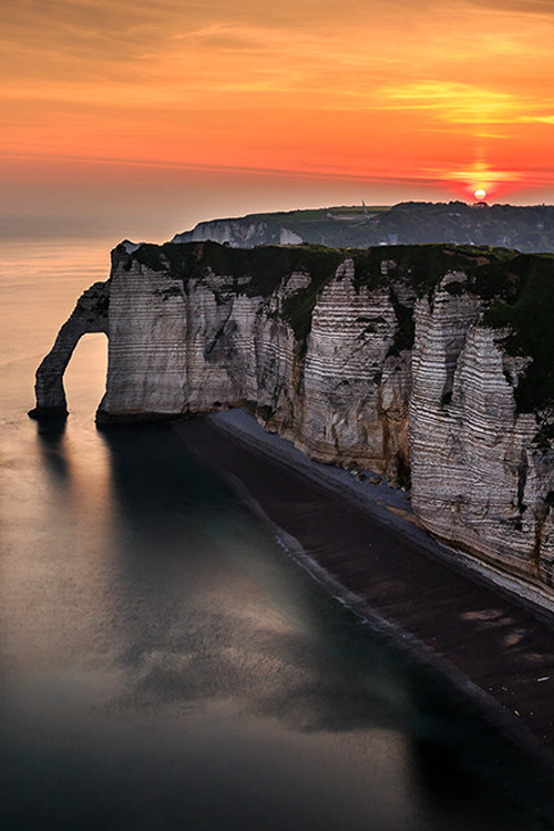atraversso:   Etretat sunrise  by Sus Bogaerts  