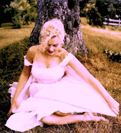 missingmarilyn:  Marilyn Monroe photographed